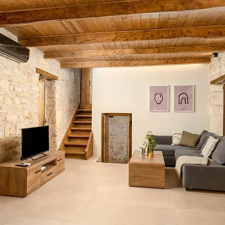 Antama Living, Luxe Stonehouse With Pool & Bbq * 레팀노