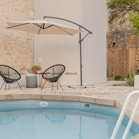 Antama Living, Luxe Stonehouse With Pool & Bbq * 레팀노