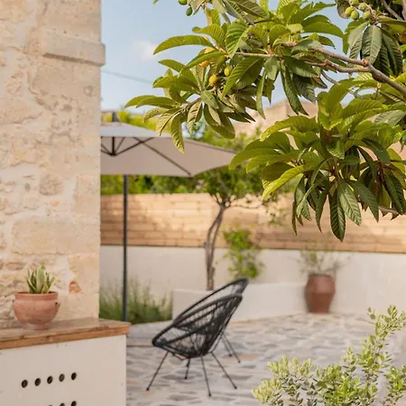 빌라 Antama Living, Luxe Stonehouse With Pool & Bbq 레팀노